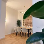Nordic Glow - Modern In The Area Apartment